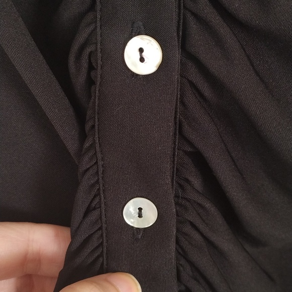 Lipslide NWOT XL black, collared, long sleeve, ruched front, button-up blouse - Picture 5 of 5
